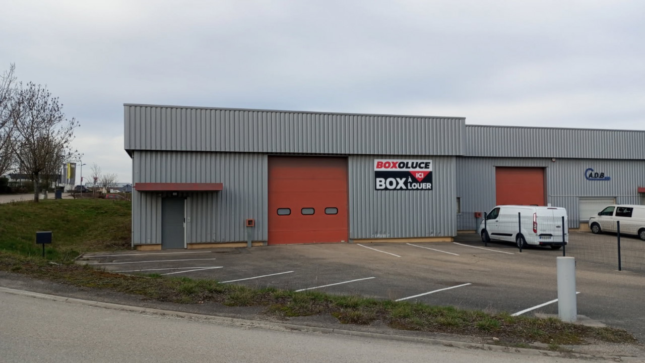 Parking et extérieur du bâtiment de Boxoluce